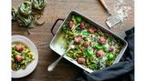 Zutaten für vier Personen:  500 g    Tagliatelle, grüne, frische  1    Zwiebel(n)  1    Knoblauchzehe(n)  500 g    Rahmspinat, TK  100 g    Frischkäse  100 g    Sahne  200 g    Bratwurst, italienische, rohe  100 g    Pecorino, junger, frisch geriebener  Olivenöl  Salz und Pfeffer aus der Mühle  Muskatnuss, frisch geriebene     Das ganze Rezept findet ihr hier.