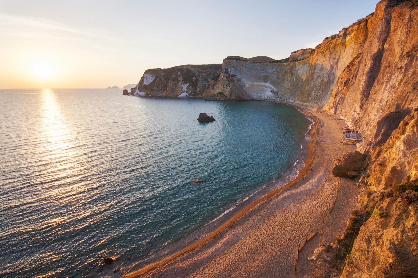 Farbenspiel in der Mondscheinbucht Bucht „Spiaggia Chiaia di Luna“ auf Ponza
