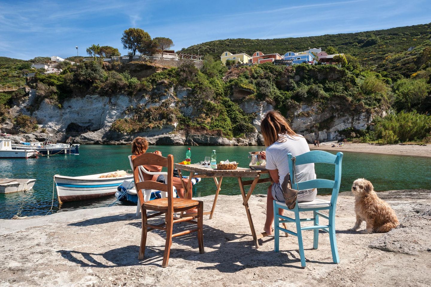 Entspannen an der Cala Feola Frauen mit Hund an der Cala Feola auf Ponza