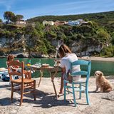Frauen mit Hund an der Cala Feola auf Ponza