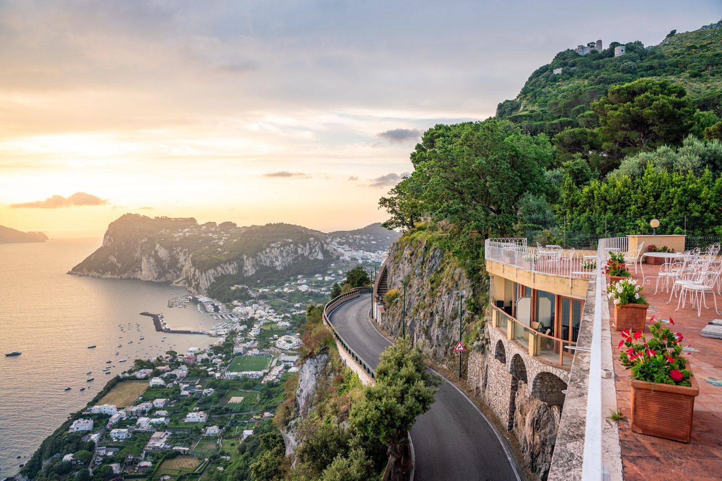 Blick von Anacapri auf die Küste bei Sonnenuntergang