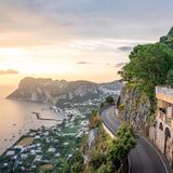 Blick von Anacapri auf die Küste bei Sonnenuntergang