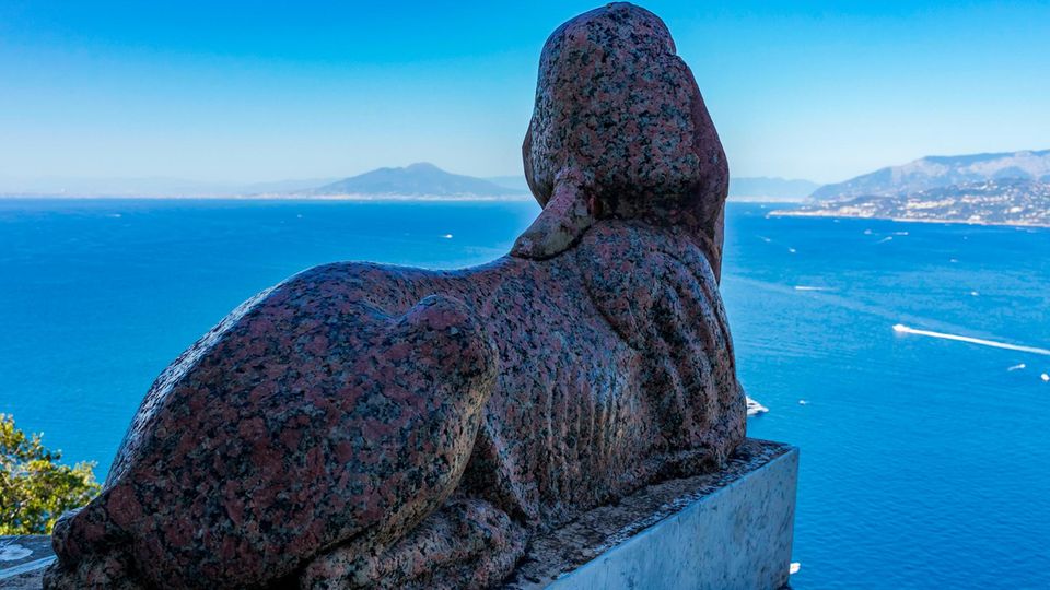 Sphinx mit Ausblick Sphinx am Golf von Neapel auf Capri