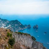 Blick vom Gipfel des Monte Solaro auf die Steilküste Capris