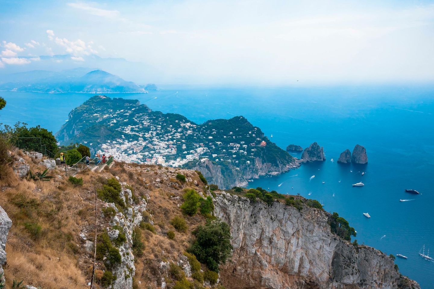 Blick vom Gipfel des Monte Solaro auf die Steilküste Capris