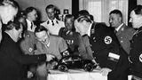 Porsche und Hitler schauen auf ein VW-Käfer Modell