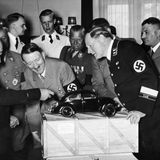 Porsche und Hitler schauen auf ein VW-Käfer Modell