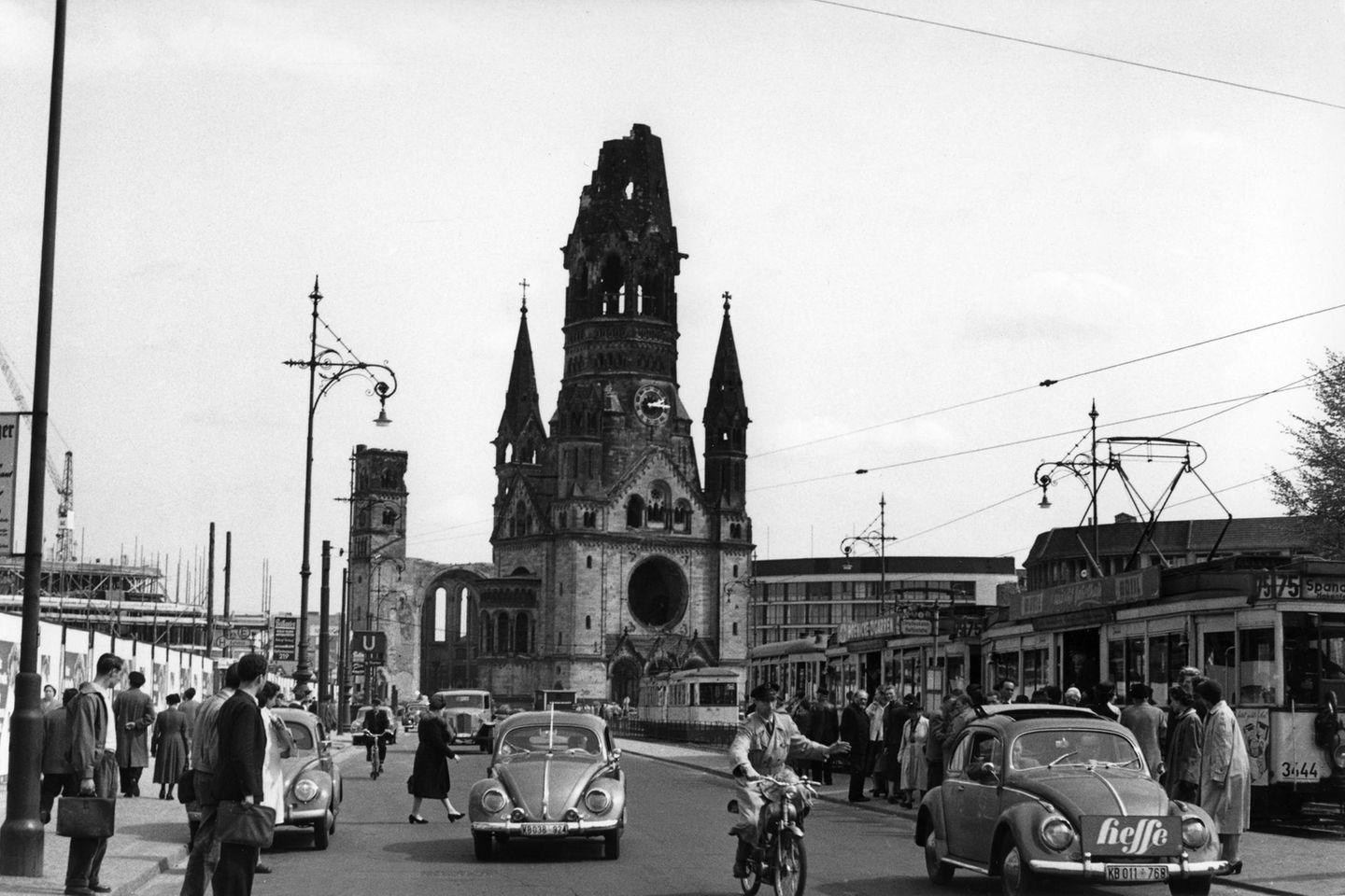 Keine Zeit für Demontage Ein Käfer fährt in der Nachkriegszeit über den Berliner Ku’damm