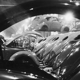 Produktion des Käfers im Werk in Wolfsburg, 1950er-Jahre