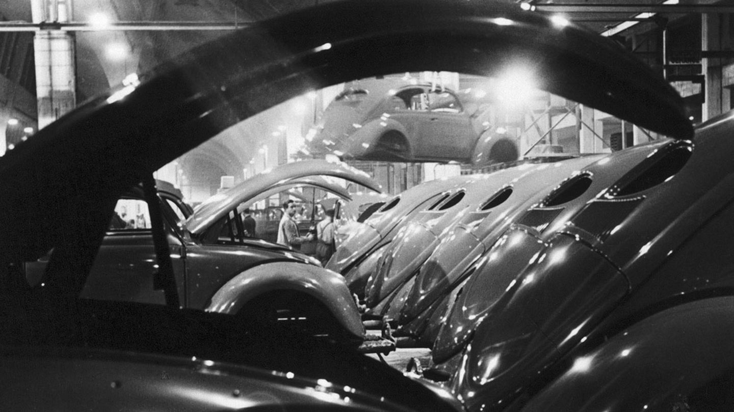 Exportschlager Produktion des Käfers im Werk in Wolfsburg, 1950er-Jahre