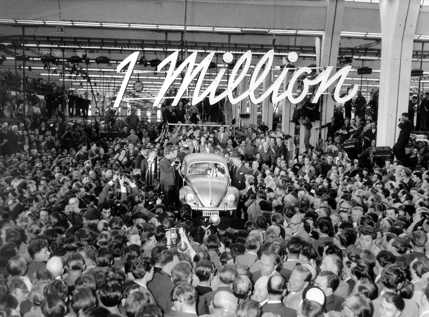 Der Millionste VW-Käfer läuft am 6.08.1945 vom Band, das wird gefeiert