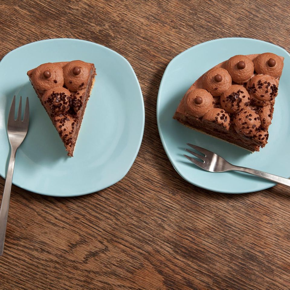 Zwei Teller mit unterschiedlich großen Stücken Kuchen