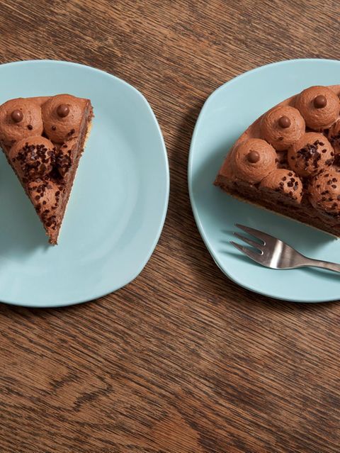 Zwei Teller mit unterschiedlich großen Stücken Kuchen