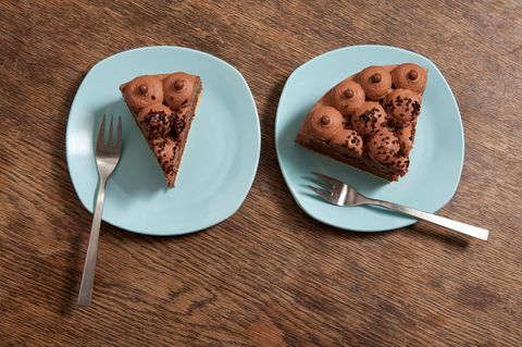 Zwei Teller mit unterschiedlich großen Stücken Kuchen