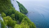 Königsstuhl, Kreidefelsen und frühlingshaft grüner Buchenwald, Blick aufs Meer,