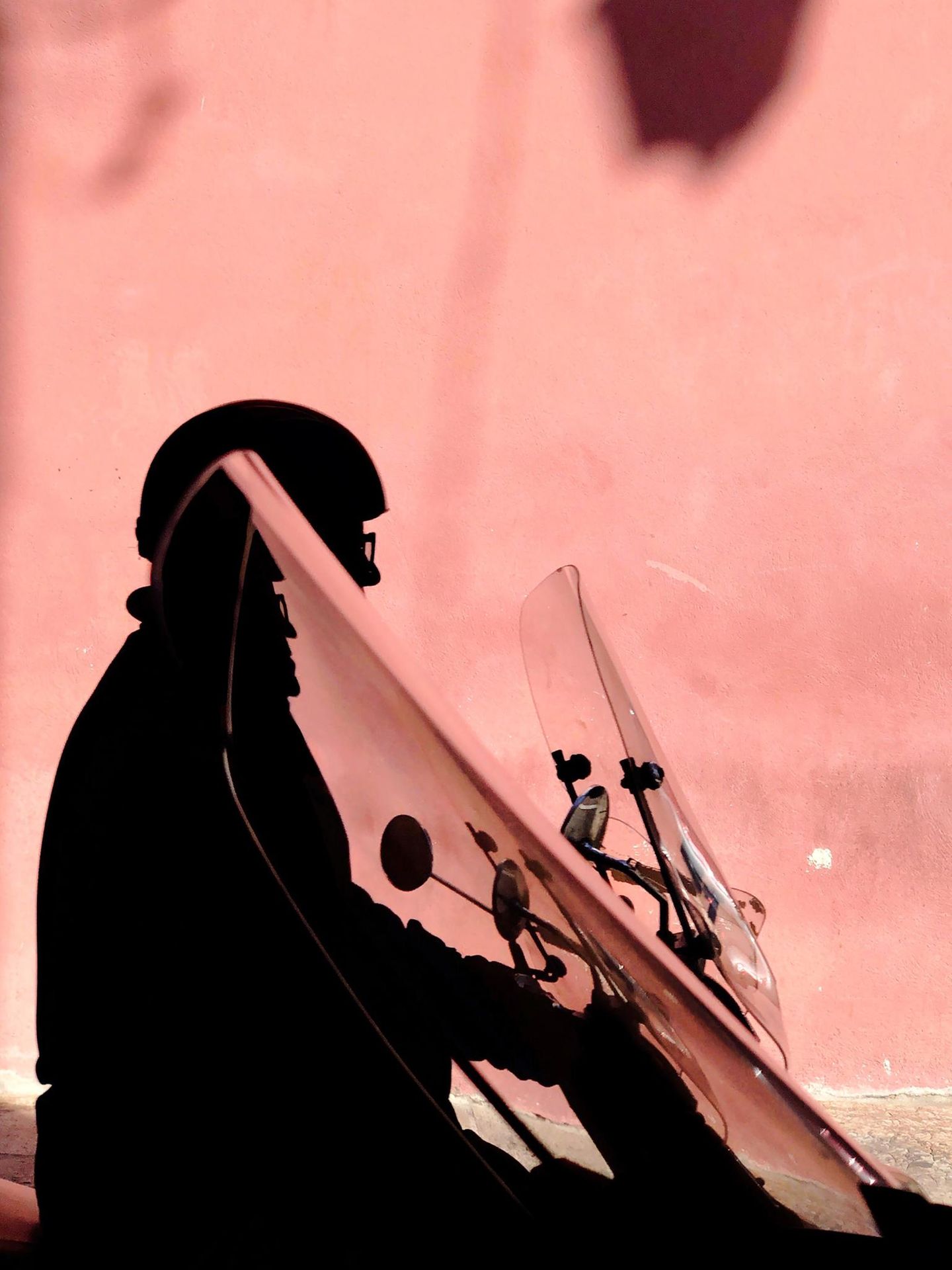 Schattenriss von Mann auf Roller