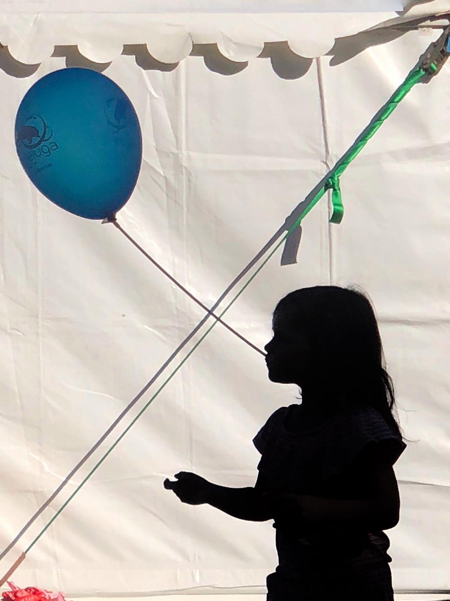 Schattenriss von Mädchen mit Luftballon
