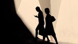 Schattenriss zweier Frauen