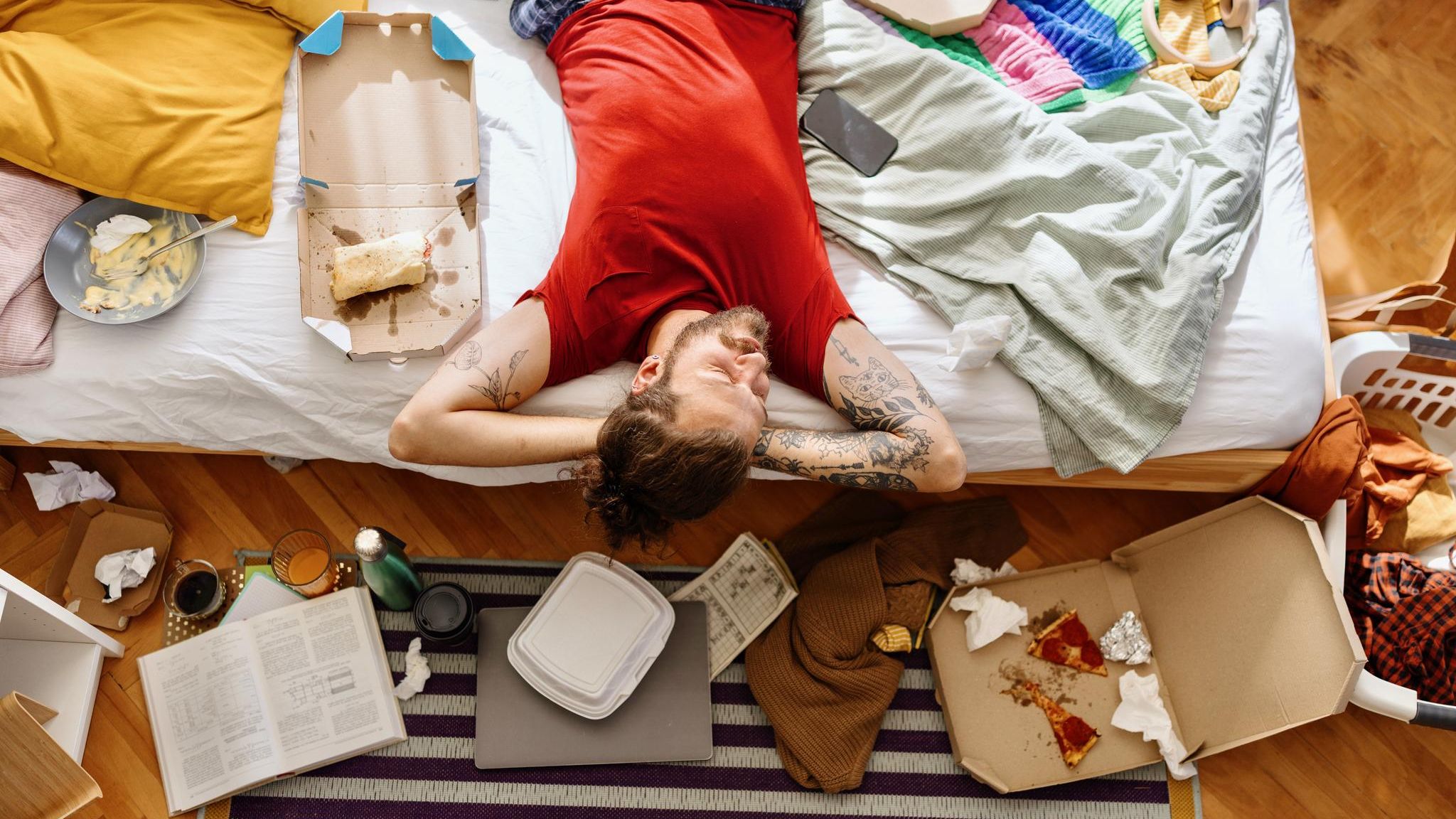 "Bed Rotting" in Reinform: Alles Nötige griffbereit – für ein Wochenende zwischen Decke, Bildschirm und Snacks. Der Rest der Welt darf draußen bleiben