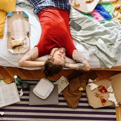 "Bed Rotting" in Reinform: Alles Nötige griffbereit – für ein Wochenende zwischen Decke, Bildschirm und Snacks. Der Rest der Welt darf draußen bleiben