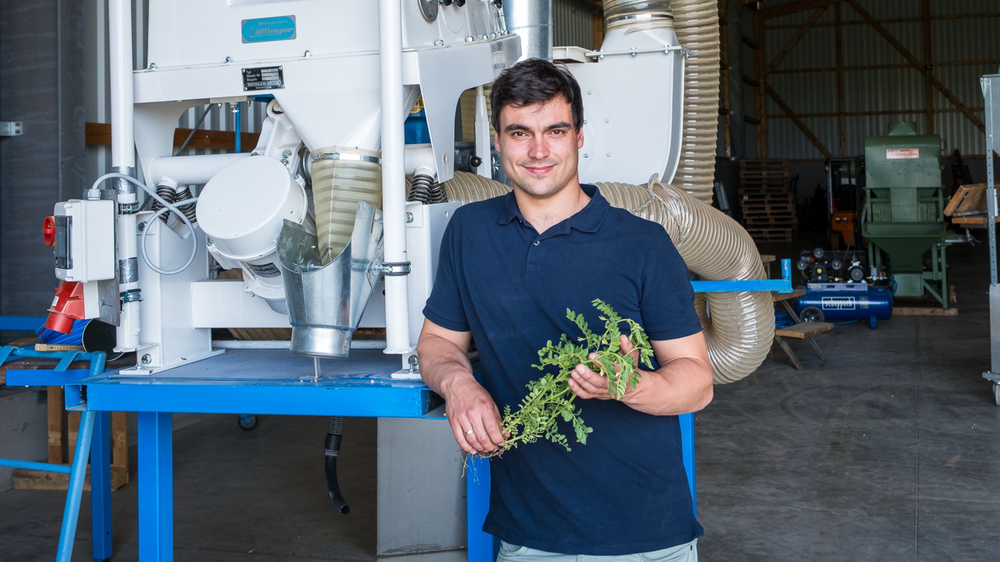 Vor dem Verkauf: Landwirt Albert Bickert setzt auf Hightech, um Hülsenfrüchte zu reinigen