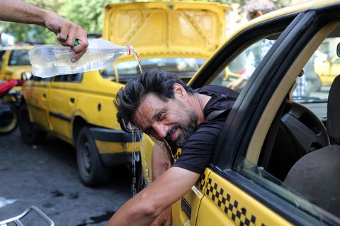 Taxifahrer in Iran wird Wasser über den Kopf gekippt