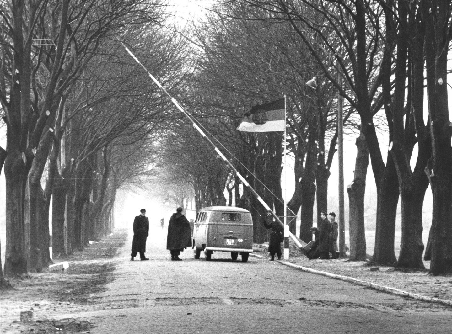 An der Grenze zwischen BRD und DDR in Lübeck öffnet 1960 ein neuer Kontrollpunkt