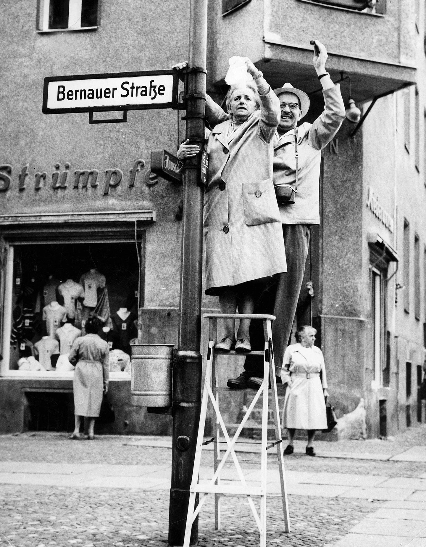 Abgeriegelt Menschen winken auf einer Leiter an einem Straßenschild 1961