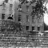Ein Mann mauert in der Liesenstraße 1961