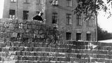 Ein Mann mauert in der Liesenstraße 1961