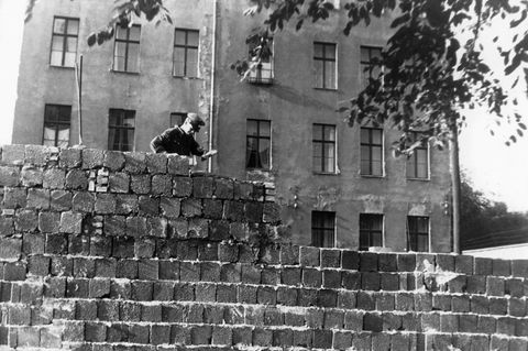 Ein Mann mauert in der Liesenstraße 1961