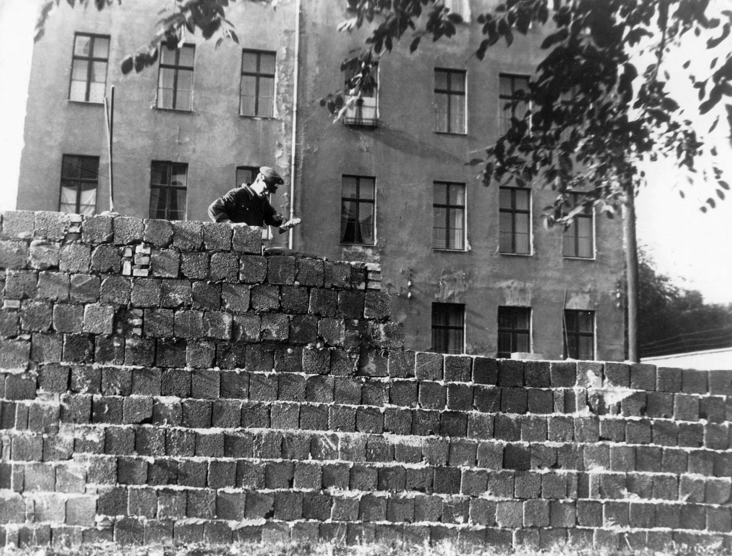 Aufgemauert Ein Mann mauert in der Liesenstraße 1961