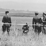 Grenzpolizisten bewachen einen Arbeiter, der die Grenzanlagen in Hünfeld ausbaut, 1962