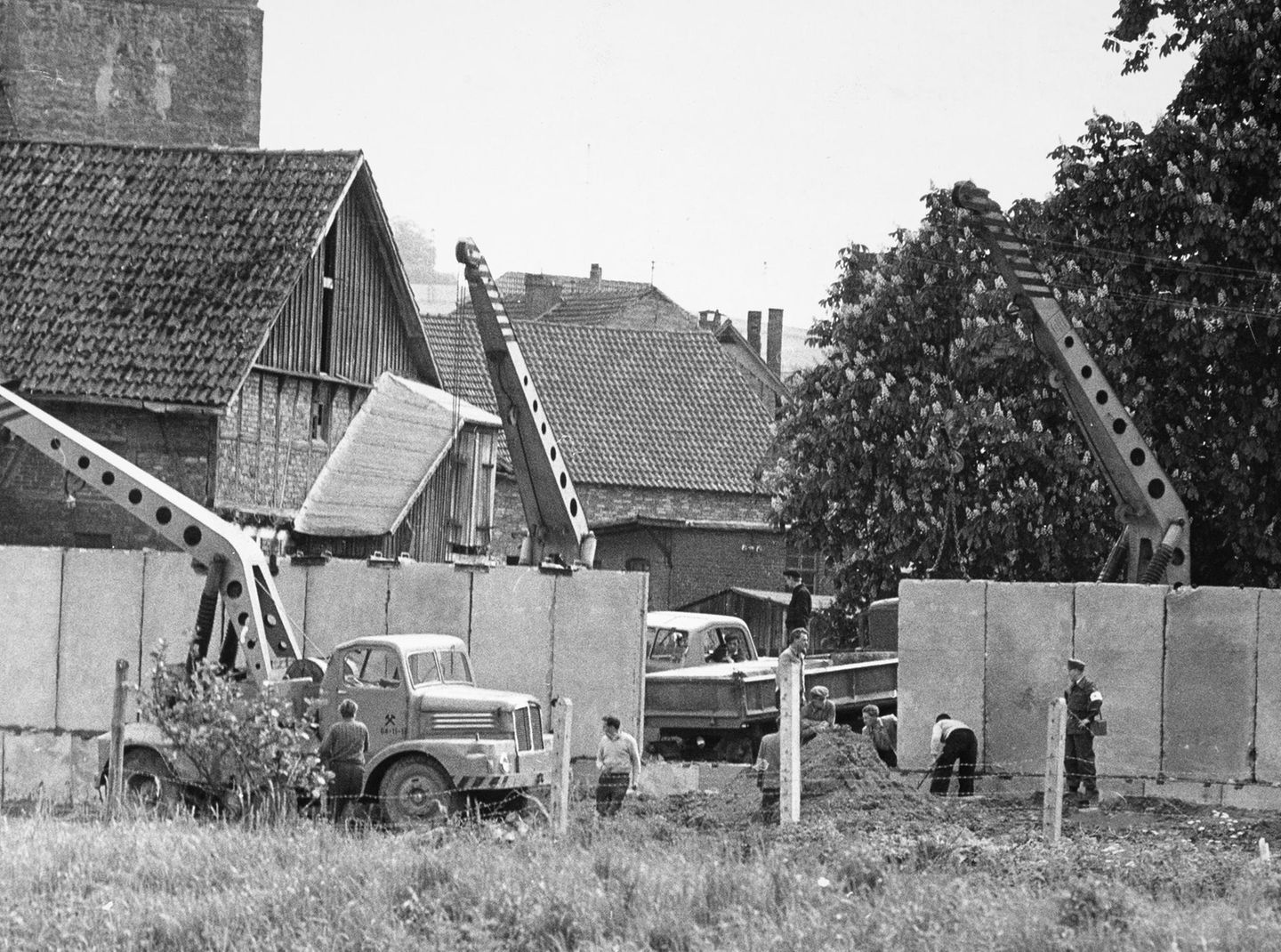 Mauer auf dem Land Mauerbau 1962 in Vacha, an der Grenze zwischen Thüringen und Hessen