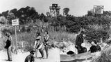 Bandestrand in Priwall mit Wachtürmen im Hintergrund