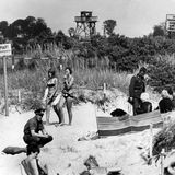 Bandestrand in Priwall mit Wachtürmen im Hintergrund