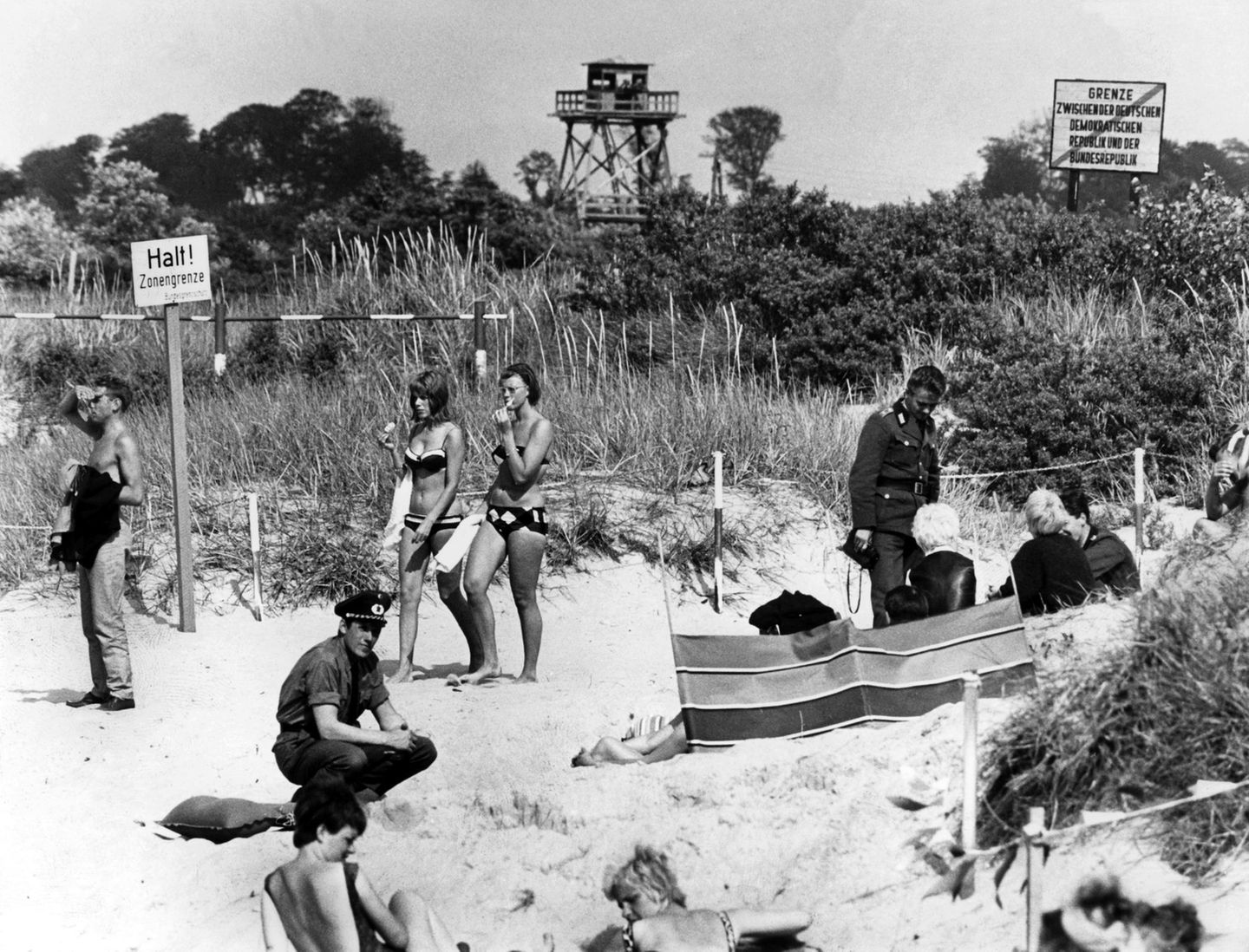 Angeschossen am Strand Bandestrand in Priwall mit Wachtürmen im Hintergrund