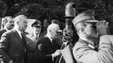 Bundespräsident Lübke schaut 1964 durch ein Fernrohr zur Zonengrenze bei Eussenhausen