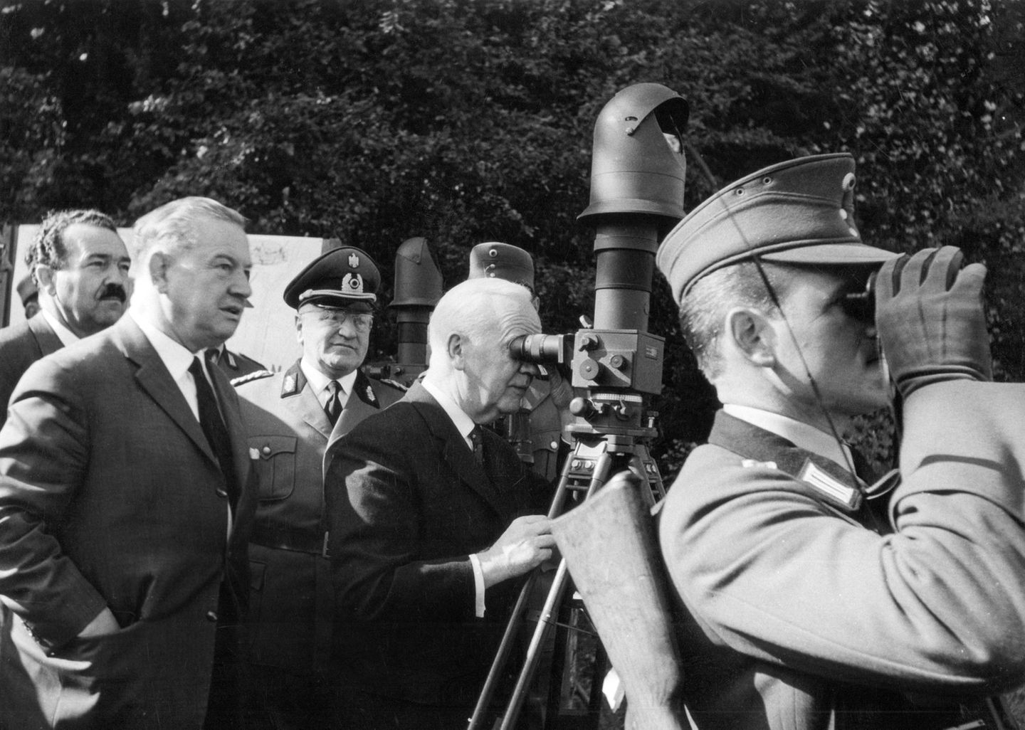 Bundespräsident Lübke schaut 1964 durch ein Fernrohr zur Zonengrenze bei Eussenhausen