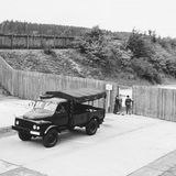 Menschen schauen durch eine Tür in einem Bretterzaun an der Saale-Autobahnbrücke bei Hof, 1962
