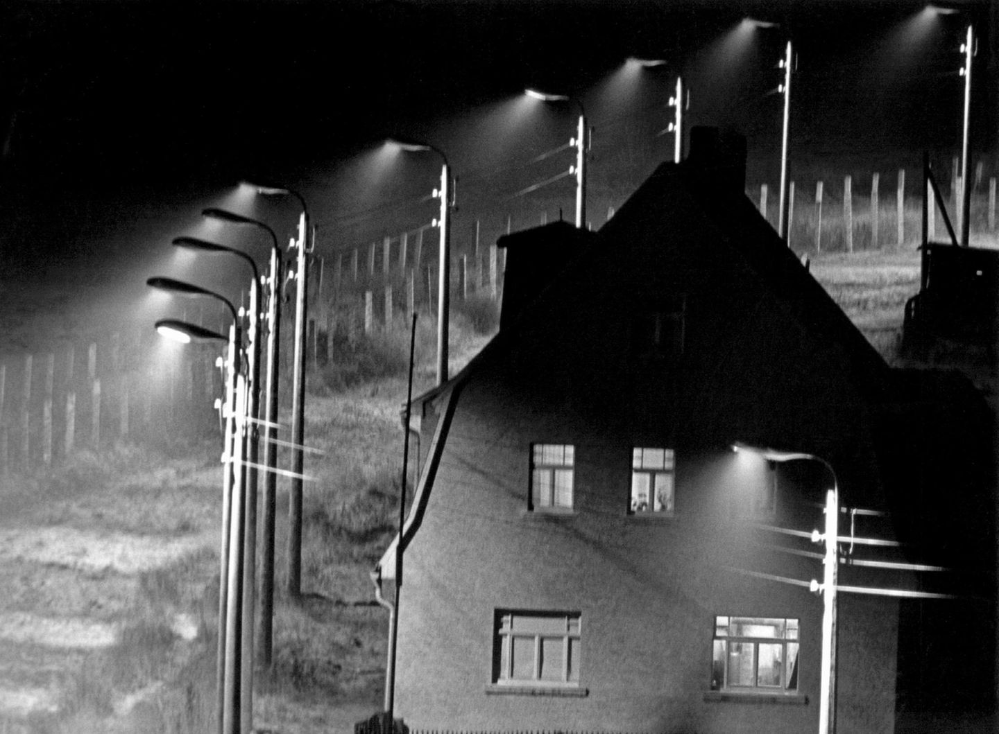 Grenzbeleuchtung bei Nacht Erleuchtete Grenzanlage in Berlin Heinersdorf 1967