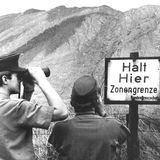 Zwei Zollbeamte blicken 1969 auf die Abraumhalde des grenznahen DDR-Braunkohlekraftwerks Harbke