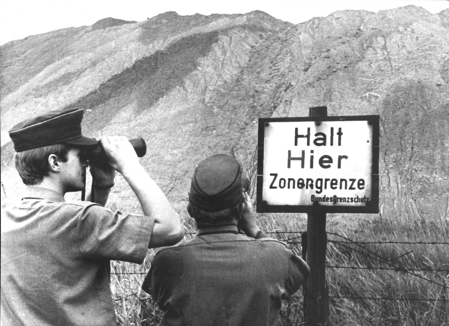 Flucht in den Westen Zwei Zollbeamte blicken 1969 auf die Abraumhalde des grenznahen DDR-Braunkohlekraftwerks Harbke