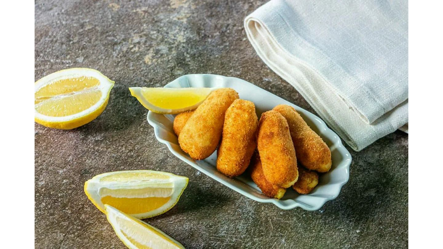 Zutaten für sechs Portionen:  500 g Kartoffeln, mehligkochende  3 Eier  50 g Butter  Salz  Muskat  40 g Kartoffelstärke  etwas Milch  Mehl  Semmelbrösel  Frittieröl    Das ganze Rezept findet ihr hier.