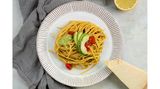 Zutaten für drei Personen:  Für das Pesto:  1 mittelgroße Avocado  2 Knoblauchzehen  2 EL Olivenöl  1 Handvoll Basilikumblätter     Außerdem:  300 g Spaghetti  10 Cherrytomaten (oder Cocktailtomaten)  Salz und Pfeffer  50 g Parmesan     Das ganze Rezept findet ihr hier.