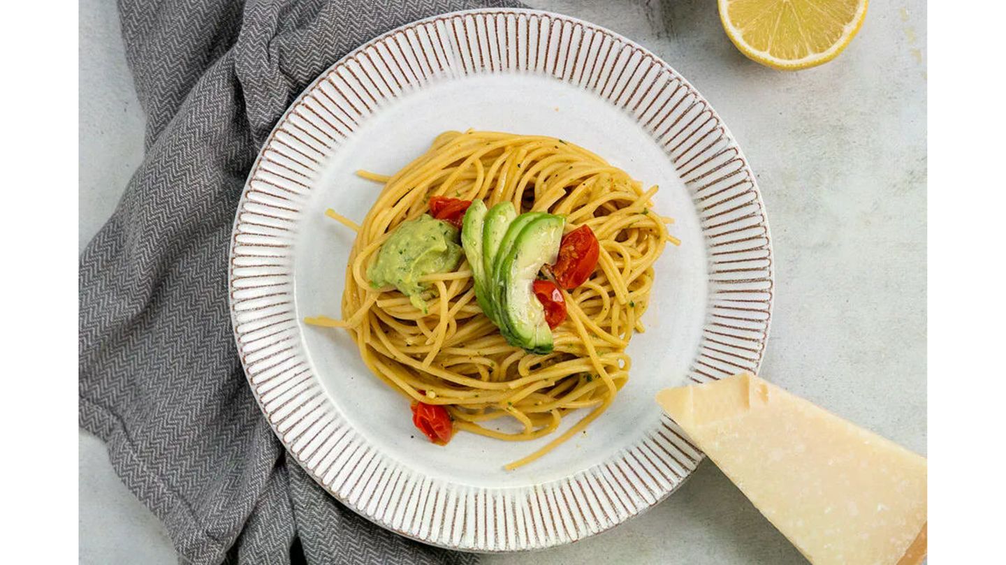 Zutaten für drei Personen:  Für das Pesto:  1 mittelgroße Avocado  2 Knoblauchzehen  2 EL Olivenöl  1 Handvoll Basilikumblätter     Außerdem:  300 g Spaghetti  10 Cherrytomaten (oder Cocktailtomaten)  Salz und Pfeffer  50 g Parmesan     Das ganze Rezept findet ihr hier.