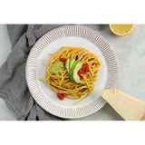 Zutaten für drei Personen:  Für das Pesto:  1 mittelgroße Avocado  2 Knoblauchzehen  2 EL Olivenöl  1 Handvoll Basilikumblätter     Außerdem:  300 g Spaghetti  10 Cherrytomaten (oder Cocktailtomaten)  Salz und Pfeffer  50 g Parmesan     Das ganze Rezept findet ihr hier.