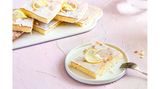 Zutaten für einen Kuchen:  350 g    Butter, oder Margarine  350 g    Zucker  350 g    Mehl  6    Ei(er)  1    Zitrone(n), Saft davon  1 Pck.    Vanillinzucker  1 Pck.    Backpulver  1 Pck.    Zitronenschalenaroma     Für den Guss:  1    Zitrone(n), Saft davon  300 g    Puderzucker  Das ganze Rezept findet ihr hier.