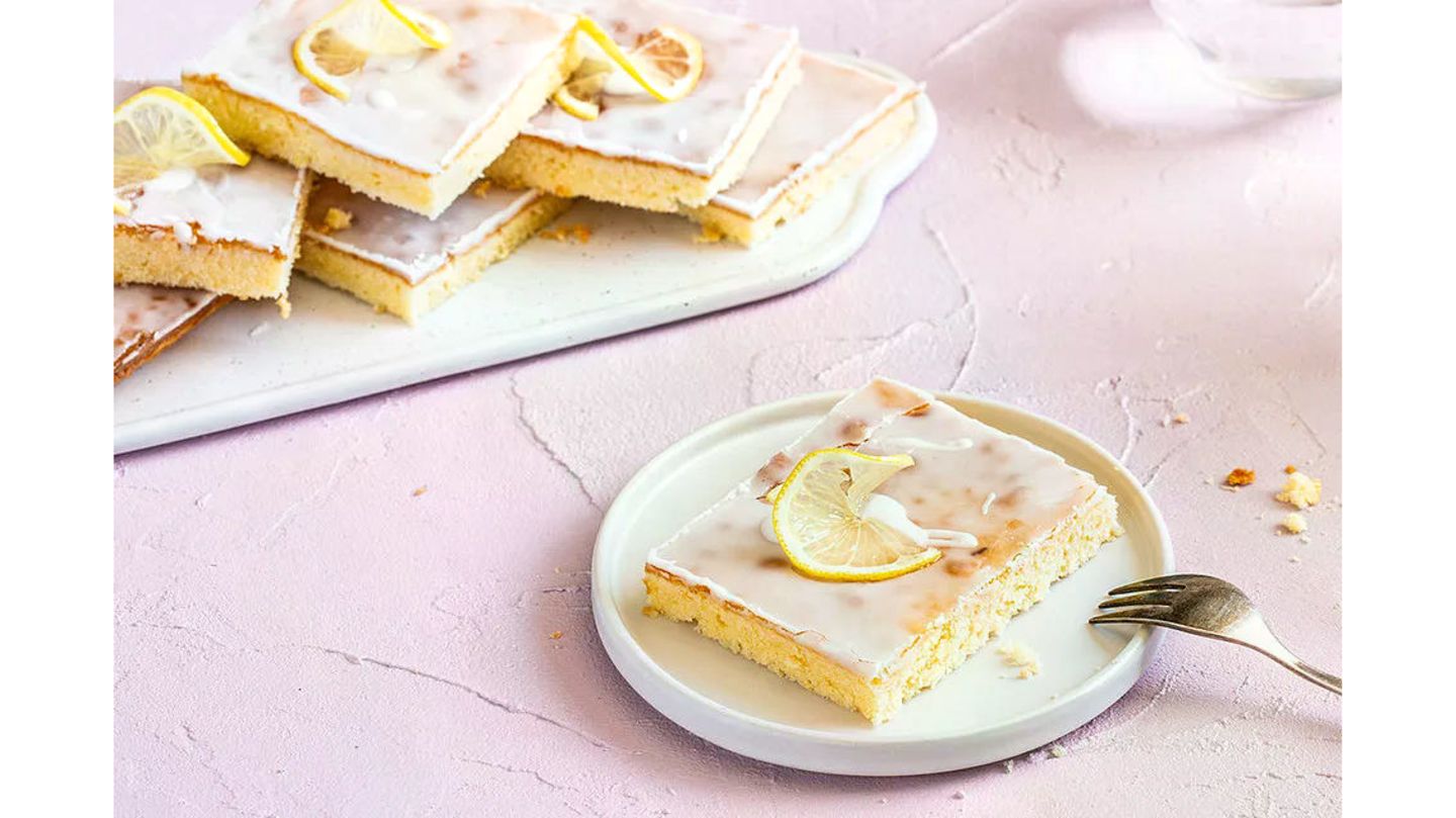Zitronenkuchen: saftig, soft, superleicht Zutaten für einen Kuchen: 350 g Butter, oder Margarine 350 g Zucker 350 g Mehl 6 Ei(er) 1 Zitrone(n), Saft davon 1 Pck. Vanillinzucker 1 Pck. Backpulver 1 Pck. Zitronenschalenaroma Für den Guss: 1 Zitrone(n), Saft davon 300 g Puderzucker Das ganze Rezept findet ihr hier.