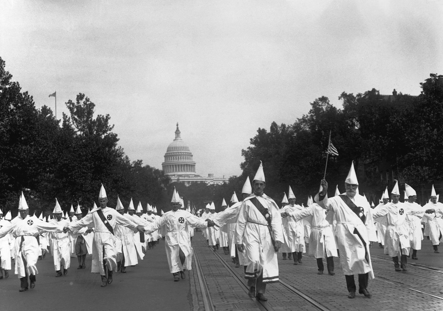Ku-KLux-Klan Anhänger marschieren durch Washington